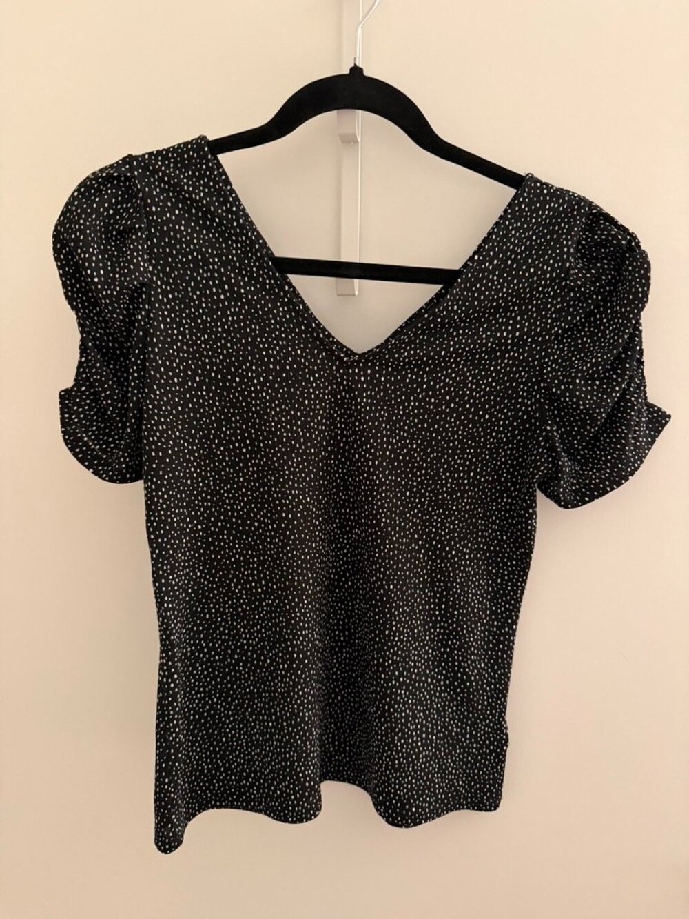 Forever 21 Black and White Dotted Ruched Sleeve Top Size Small